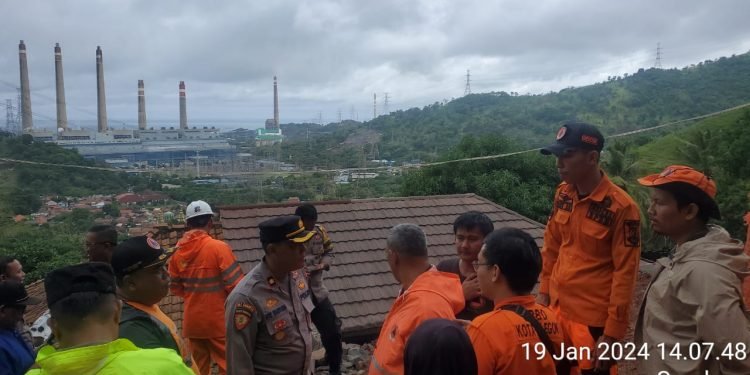Personil Polsek Pulomerak Polres Cilegon cek TKP Tanah Longsor