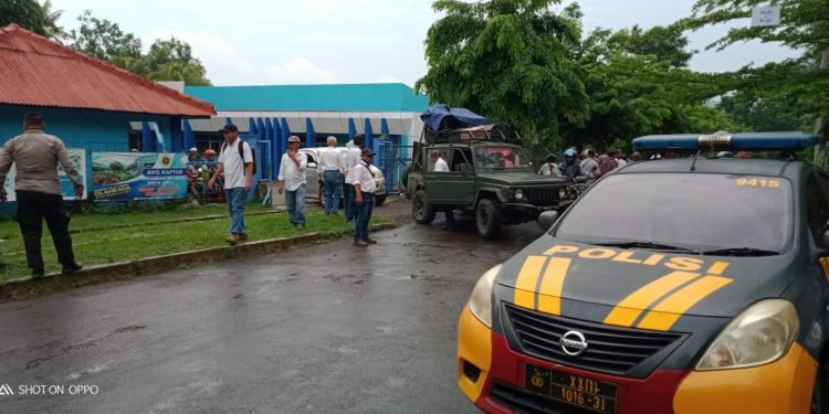Personil Polsek Purwakarta Melaksanakan Strong Poin Pengaturan Pagi Memperlancar Arus Lalu Lintas