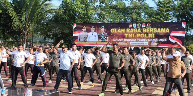 Kapolres Lebak dan Forkompimda Lebak mengadakan Olahraga Bersama TNI-POLRI di Lapangan Mapolres Lebak