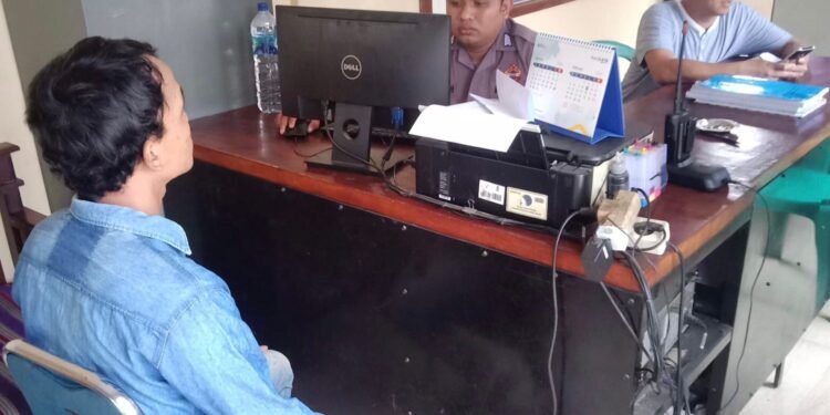 Bripka Boy Ka SPK Polsek Kragilan Berikan Pelayanan Terbaik Dan Melayani Masyarakat Dengan Humanis