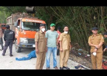 LH Kabupeten Lebak Gerak cepat Bersihkan Sampah Di Jalan Raya Nasional Di Desa Sukamanah Kec.Rangkasbitung