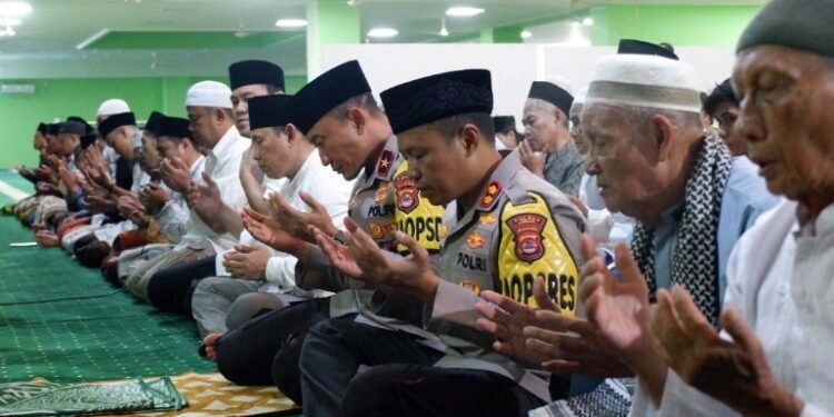 Polda Banten laksanakan Taraweh keliling di Mesjid Al-Araaf Kab.Lebak