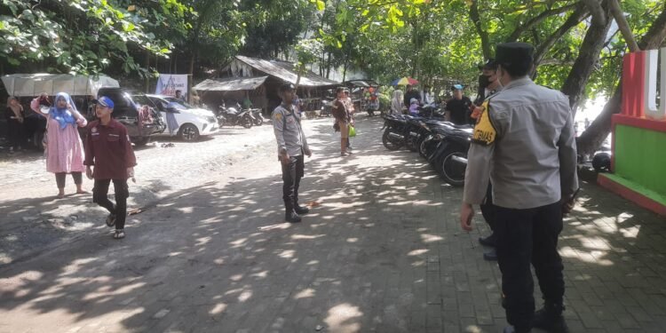 Anggota Polsek Cilograng Polres Lebak laksankan pengamanan di Tempat Wisata Muara Cibareno
