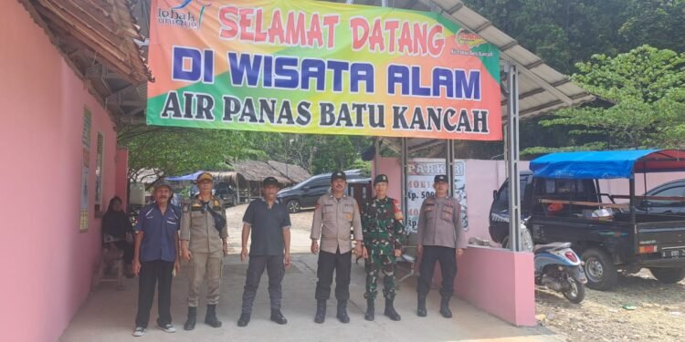 Anggota Piket Pos Pam, Melaksanakan Patroli Dialogis Dan Cek Parkiran Mobil Di tempat Wisata Pemandian Air Panas Cipanas