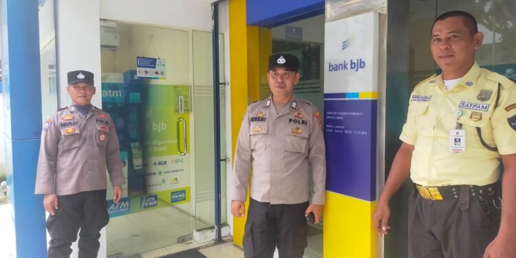 Anggota Polsek Rangkasbitung Polres Lebak Giat Patroli Ke Bank BJB Rangkasbitung Pasca Hari Raya Idulfitri 1 Syawal 1445 H