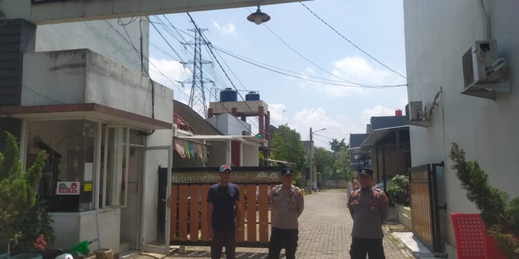 Anggota Polsek Rangkasbitung Polres Lebak Patroli Dialogis Ke Pos Satpam Perumahan Nuansa Citra Lestari