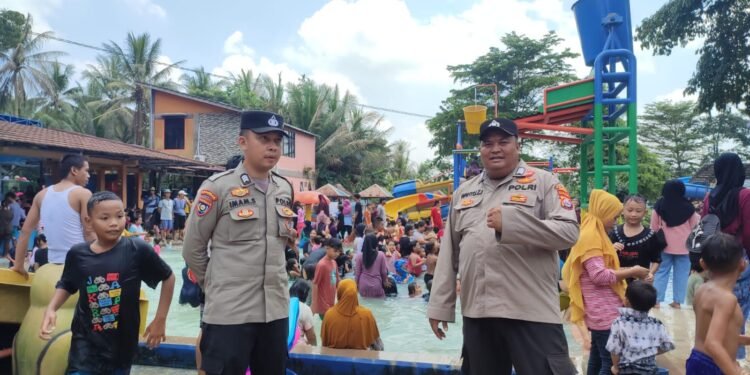 Anggota Polsek Rangkasbitung Polres Lebak Monitoring Wisata Kolam Renang BIM Pasca Idulfitri 1Sayawal 1445 H