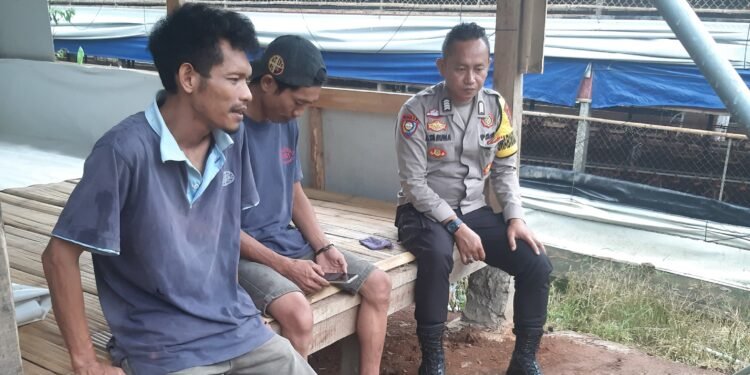 Lewat Sambang, Bhabinkamtibmas Polsek Cileles Polres Lebak Ajak Warga Wujudkan Situasi Kamtibmas Yang Aman Kondusif