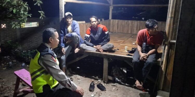 Anggota  Polsek warunggunung Polres Lebak Laksanakan Silahturahim Dan Sambang