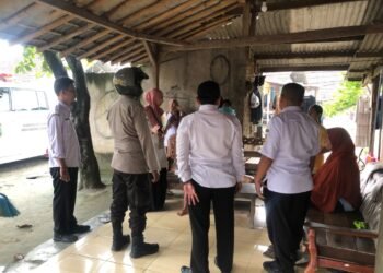 Bhabinkamtibmas Polsek Ciwandan Polres Cilegon Dampingi Petugas PKM Cegah DBD
