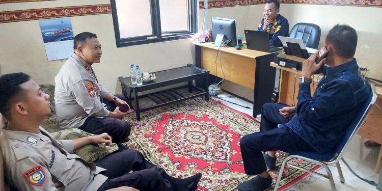 Untuk menjaga Harkamtibmas Kanit Binmas dan Bhabinkamtibmas Polsek Bojonegara Polres Cilegon Polda Banten melaksanakan sambang dan kunjungan kepada masyarakat