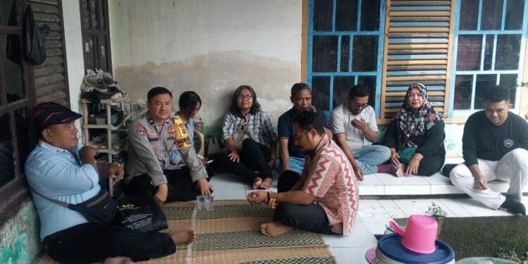 Personil Polsek Cinangka sambang dan bincang bersama Masyarakat