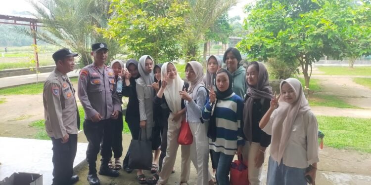 Anggota Polsek Rangaksbitung Sapa Pengunjung Wisata BIM