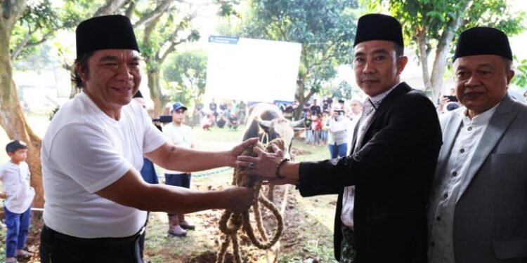 Pj Gubernur Banten Al Muktabar Laksanakan Salat Iduladha 1445 H dan Potong Hewan Kurban di Masjid Raya Al Bantani