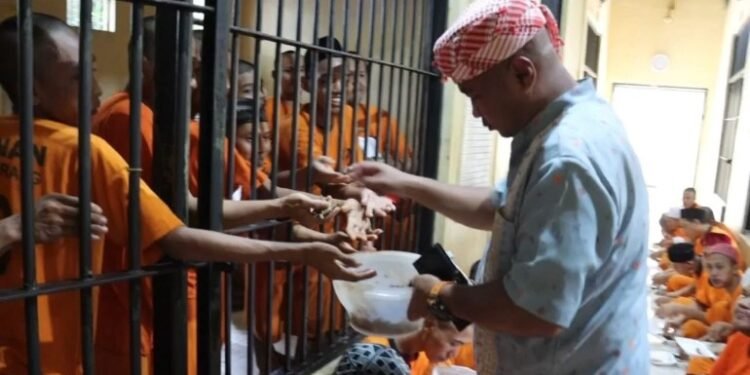 Momen Idul Adha, Kapolres Serang Bagikan Nasi Pecel dan Daging Goreng