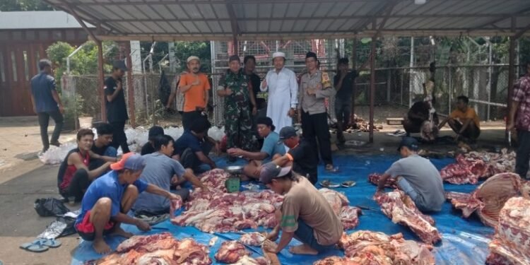 Monitoring Penyembelihan Hewan Qurban, Personel Bhabinkamtibmas Polsek Bojonegara Polres Cilegon