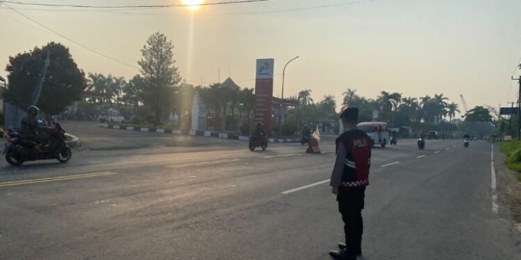 Personel Satsamapta Polres Serang Melaksanakan pengaturan diJalan Arteri Serang Jakarta