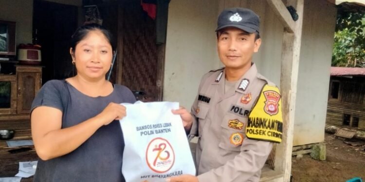 Personil Polsek Cirinten memberikan pembagian beras Baksos dalam rangka Hut Bhayangkara ke 78 di desa Cirinten Kec Cirinten Kab Lebak