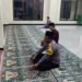 Bhabinkamtibmas Polsek Ciwandan Polres Cilegon Sholat Berjama’ah Bersama Warga
