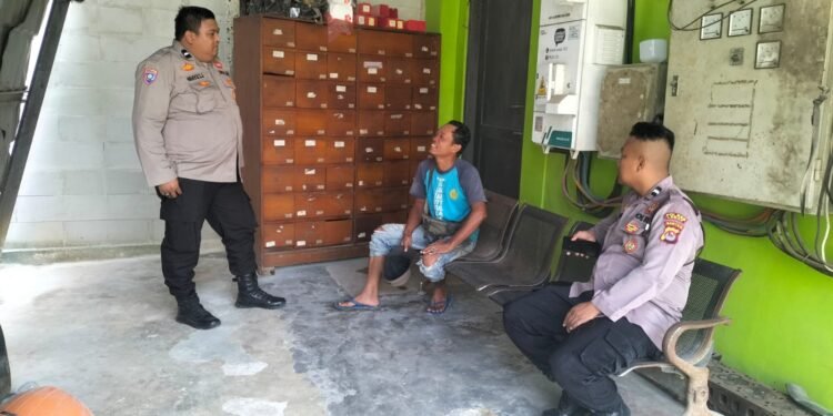 Anggota Polsek Rangkasbitung Polres Lebak Patroli Dialogis Temui Warga di Kepung Rancalutung