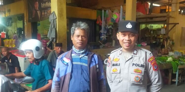 Sampaikan Pesan Kamtibams, Bhabinkamtibmas Polsek Rangkasbitung Polres Lebak Temui Warga Di Pasar Rangkasbitung