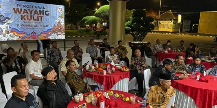 Meriahkan HUT Bhayangkara ke 78, Polres Serang Gelar Nobar Pagelaran Wayang Kulit