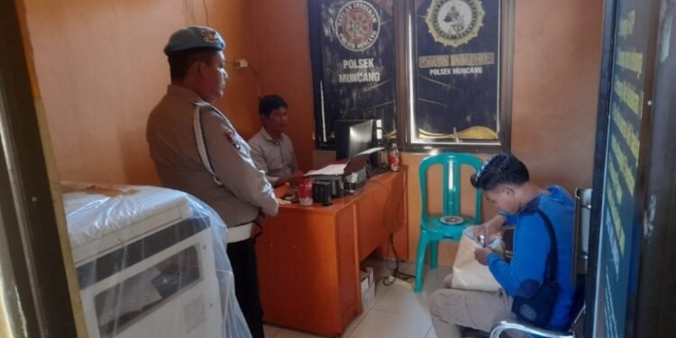 Ps.Kanit Propam Polsek Muncang Polres Lebak Laksanakan Pengawasan Personil dalam melakukan giat pelayanan kepada masyarakat