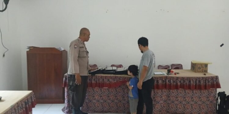 Kanit Binmas Polsek Rangkasbitung Polres Lebak Sambangi Anggota KPPS Di Desa Mangeunteung