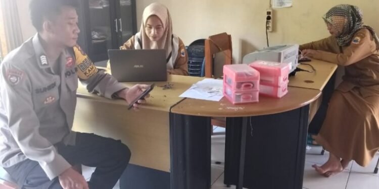 Bhabinmas Polsek Cikulur Polres Lebak Melaksanakan Sambang ke Kantor Desa Sampaikan Pesan Kamtibmas