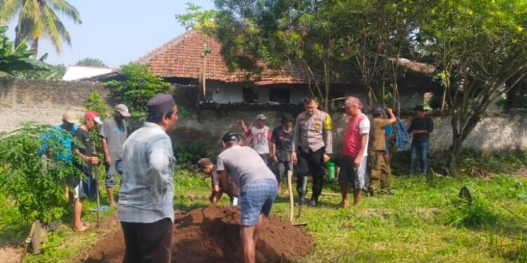 Bhabinkamtibmas melaksanakan Takziah warganya meninggal dunia Menghadiri di Pemakaman