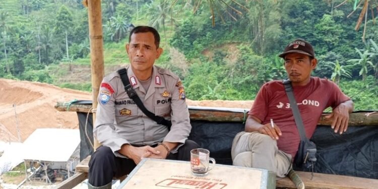 Wujudkan Sinergitas Dengan Warga, Bhabinkabtibmas Polsek Cibeber Polres Lebak Rutin Laksanakan Sambang
