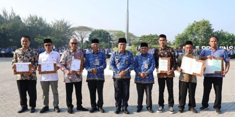 Pj Gubernur Al Muktabar Serahkan 690 Sertifikat NIK dan 100 Akta Notaris Koperasi Binaan Provinsi Banten