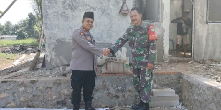 Kapolsek Leuwidamar Salurkan Bantuan dari Polres Lebak untuk Koramil 0306 Leuwidamar