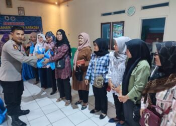 Kapolsek Rangkasbitung Salurkan 60 Paket Sembako Dari Kapolres Lebak Untuk Warga Desa Sukamekarsari