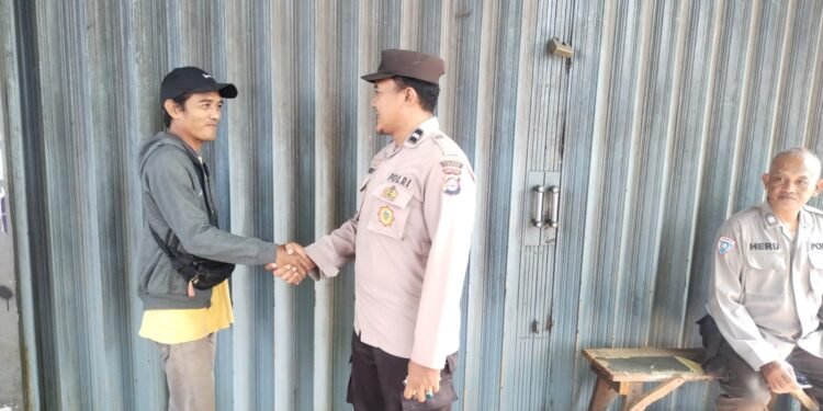 Anggota Polsek Rangkasbitung Polres Lebak Temui Warga Kelurahan MC Barat