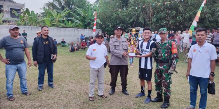 Anggota Polsek Rangkasbitung Polres Lebak Giat PAM Final Turnamen Sepak Bola Antar Kampung