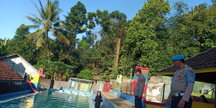 Personil Polsek Gunungkencana monitoring tempat wisata Kolam Renang Telaga Kencana