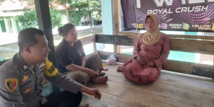 Bhabinkamtibmas Polsek Cilograng Briptu Nika Kurnia Ngopi Bareng Bersama Para Tokoh Masyarakat Desa Girimukti