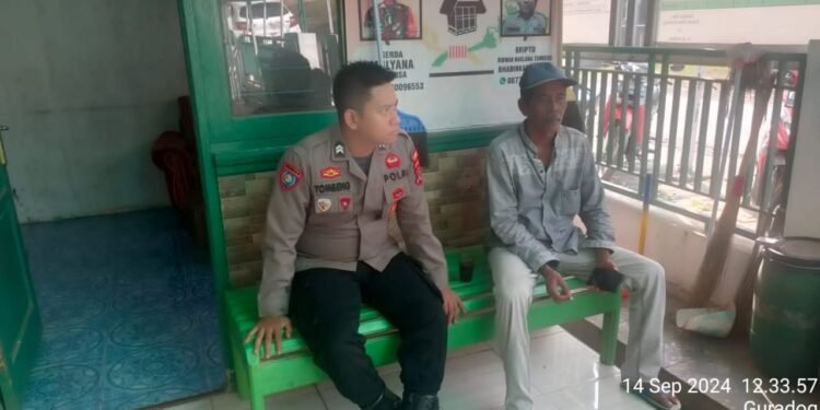 Jaga Kondusifitas, Bhabinkamtibmas Polsek Curugbitung Polres Lebak Sambangi Kantor Desa Guradog