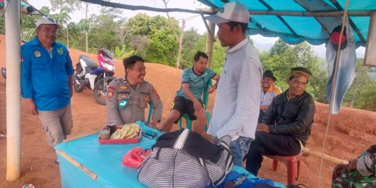 Bhabinkamtibmas polsek cilograng melaksanakan kegiatan patroli dan bercengkrama bersama masyarakat