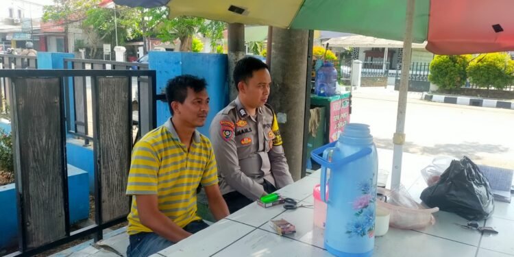 Bhabinkamtibmas Polsek Rangkasbitung Polres Lebak Sapa Warga Di Jalan RT Hardiwinangun