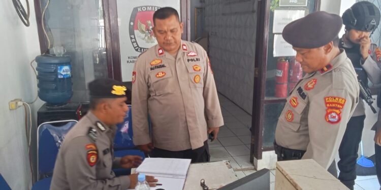 Satpam Obvit Polres Pandeglang Berikan Pengamanan Ekstra di KPU Pandeglang