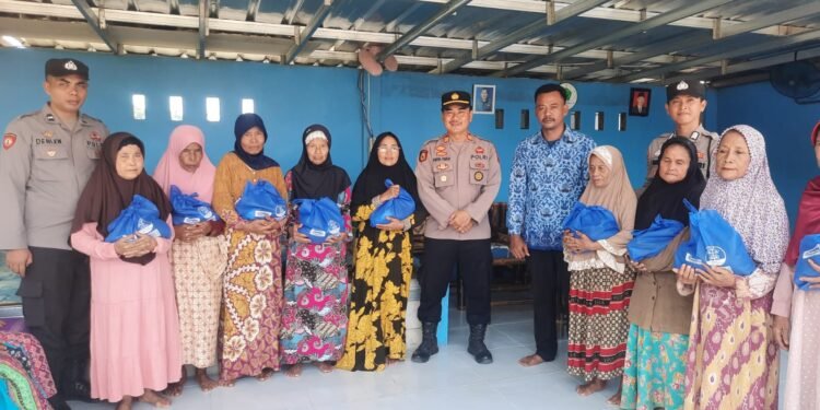 Kapolsek Cimarga Salurkan 50 Paket Sembako Dari Kapolres Lebak Untuk Warga Desa Margatirta