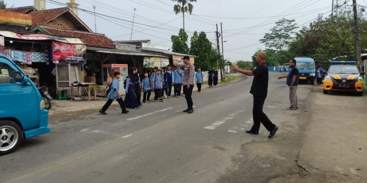 Tekan Angka Kecelakaan Lalu Lintas, Anggota Polsek Cimarga Polres Lebak Laksanakan Strong Point Siang