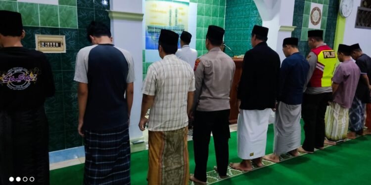 Kapolsek Cimarga Polres Lebak Bersama Anggota Polsek Cimarga Polres Lebak Melaksanakan Giat Sholat Subuh Keliling