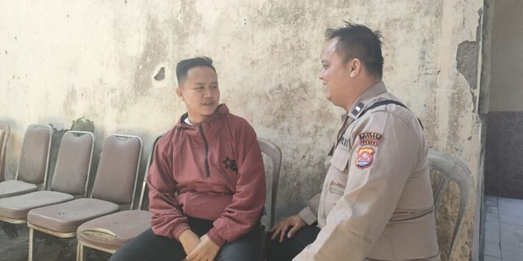 Anggota Polsek Cimarga Polres Lebak Laksanakan Giat Sambang Dan Silaturahmi Kepada Warga Girimukti Dengan Humanis