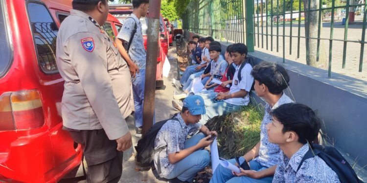 Bhabinkamtibmas Polsek Rangkasbitung Polres Lebak Sampaikan Pesan Kamtibmas Kepada Pelajar