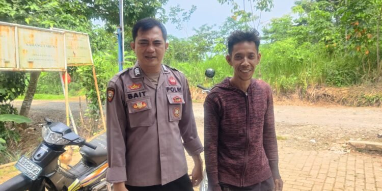 Babinkamtibmas Polsek Cirinten Polres Lebak sambangi warga