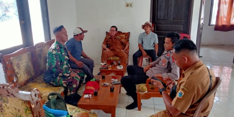 Sambangi Perangkat Desa Cikulur, Kanit Binmas Polsek Cikulur Polres Lebak Beri Pesan Kamtibmas