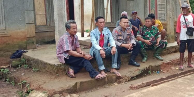 Jaga Sinergitas, Bhabinkamtibmas Polsek Malingping Polres Lebak Bersama Babinsa Sambang Warga